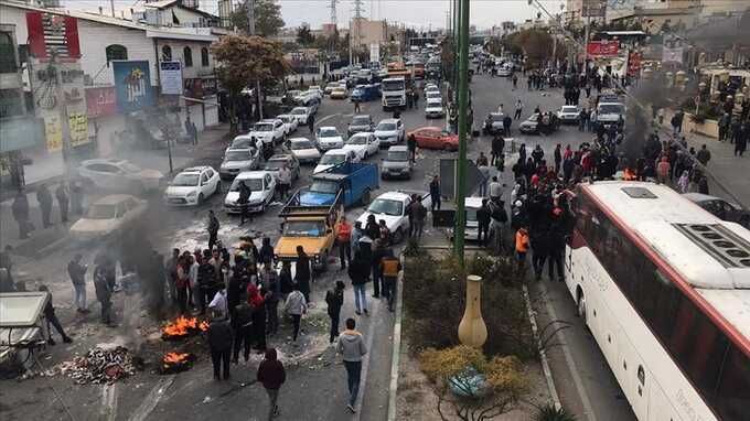 В Иране разгораются протесты после смерти задержанной за неправильно надетый хиджаб девушки. Есть погибшие