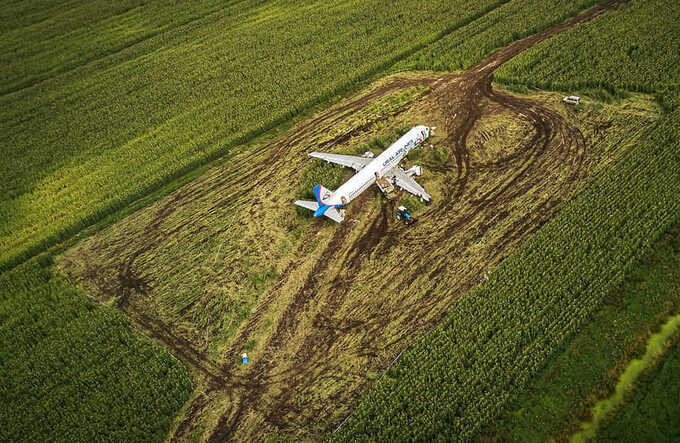 Шасси севшего в поле под Новосибирском A320 вошли в грунт на полметра