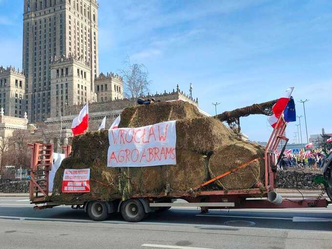 С утра в центре Варшавы начался масштабный протест фермеров